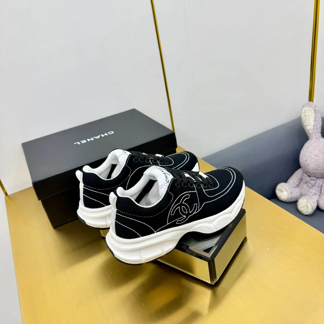 👟👟Ex-factory price 620👟👟 Upgraded version, upgraded version, upgraded version! No rebuttal accepted! ! ! ! Chanel Chanel dad shoes, couples' model for men and women - 2025 top casual sports shoes in the counter. This classic design; the upper is electro-embroidered with various techniques; ❷The inner lining is made of: original Yangli + net ❸The outsole is based on: the original TPU combination outsole. The full set of boutique packaging for women 35–41